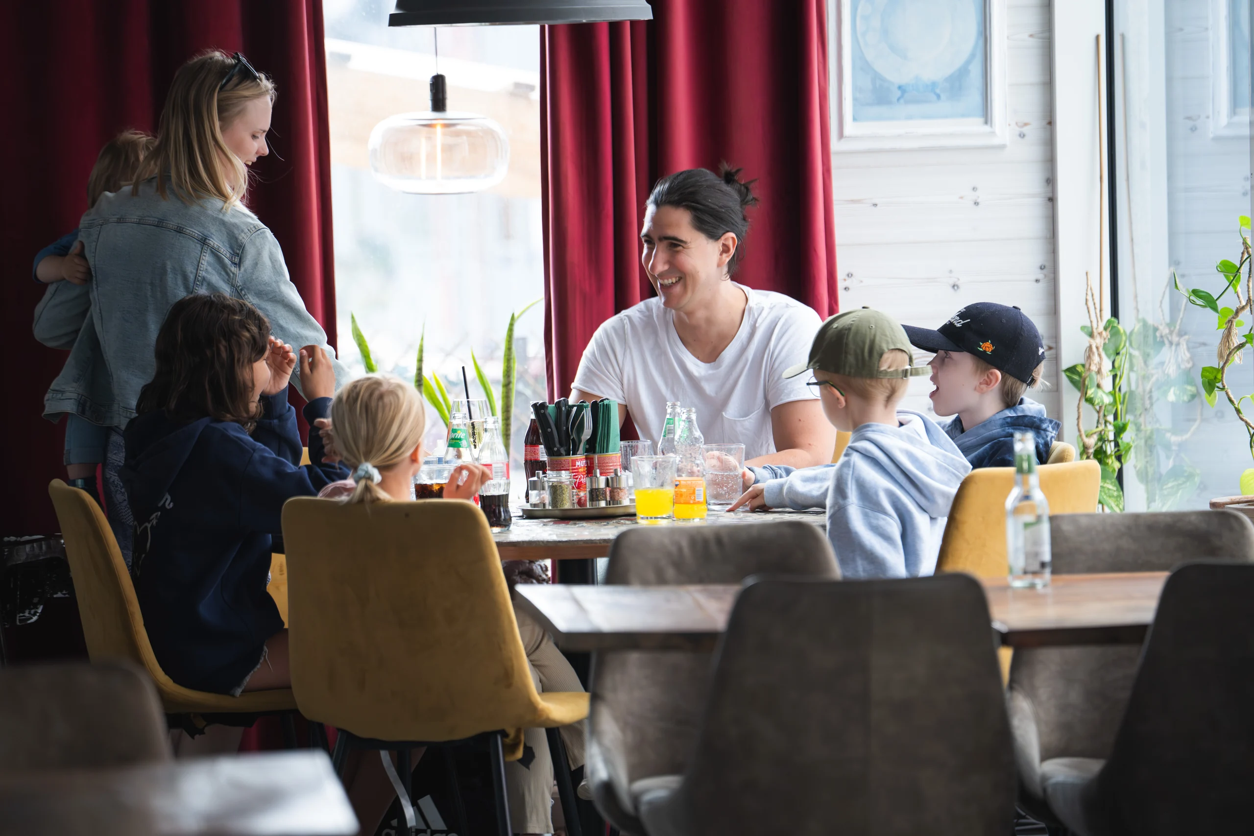 Gäster som äter tillsammans i matsalen på Aktern & Fören