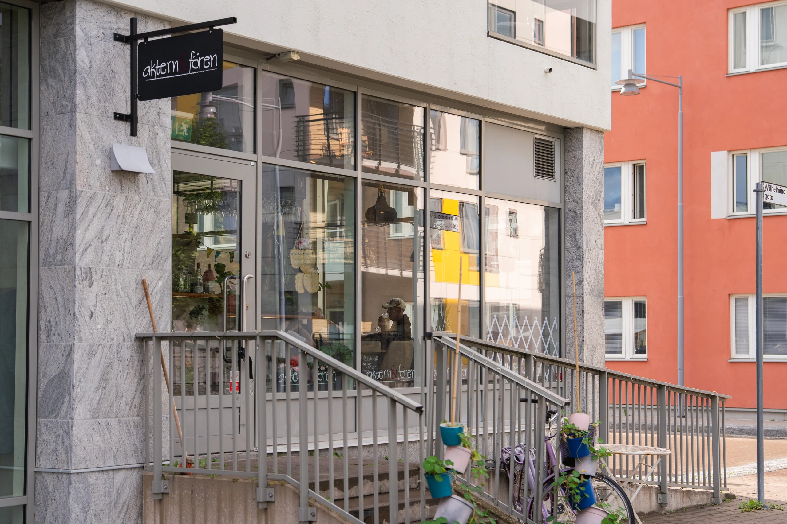 Fasaden och entrén till Aktern & Fören på Gävle Strand